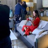 Obwohl der Anlass des Shootings noch geheim ist, gibt Ana einen kleinen Einblick hinter die Kulissen. Die Sportlerin sitzt in einem gemütlich dekorierten Set auf einem grauen Sofa, im Hintergrund stehen Techniker sowie Tageslichtlampen. Für die Aufnahmen trägt Ana ein rotes Kleid und spitze schwarze Pumps, in der rechten Hand hält sie einen roten Ball. Was es damit genau auf sich hat, verrät die Frau von Bastian Schweinsteiger (noch) nicht. 