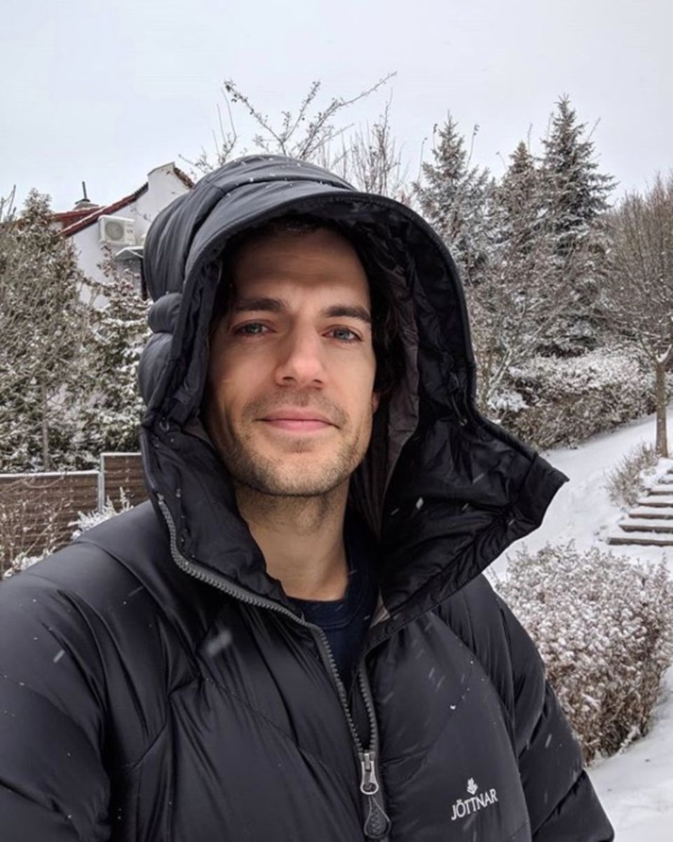 17. Dezember 2018 Schauspieler Henry Cavill nutzt einen ruhigen Moment, um das Schnee-Wetter am Wochenende zu genießen. In Ungarn arbeitet der "Man of Steel"-Star gerade an dem Film "The Witcher". 17. Dezember 2018 Schauspieler Henry Cavill nutzt einen ruhigen Moment, um das Schnee-Wetter am Wochenende zu genießen. In Ungarn arbeitet der "Man of Steel"-Star gerade an dem Film "The Witcher".