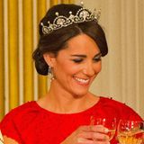 Was in 2015 so wundervoll von Kates Kopf glitzert, ist 1923 noch eine Diamantkette. Queen Mom erhält sie damals von König Georg VI. zur Hochzeit. Nur sechs Monate später funktioniert der Juwelier Garrard sie jedoch zur Lotus Flower Tiara um, die Elizabeth von dort an - wie damals üblich - vor der Stirn trägt. 