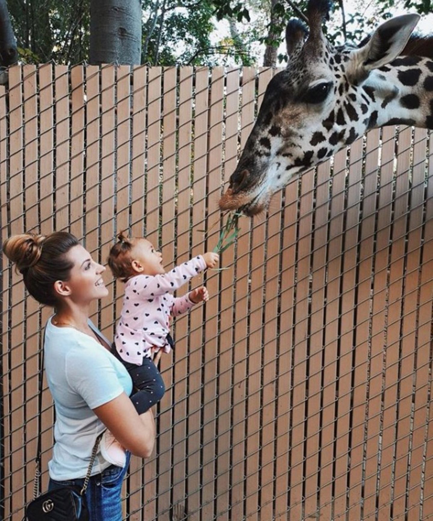 16. Dezember 2018   Sarah Harrison und die kleine Mia genießen einen Tag im Zoo. Das Füttern der Giraffe dürfte eines der Highlights gewesen sein.
