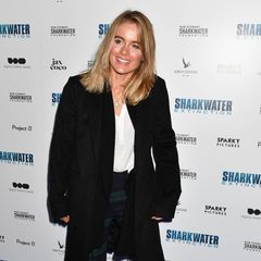 Mit einer Schlaghose im Kaftan-Muster und einem schwarzen Wollmantel legt Cressida Bonas einen lässigen Red-Carpet-Auftritt hin. Elegant wird der Look durch spitze Pumps.