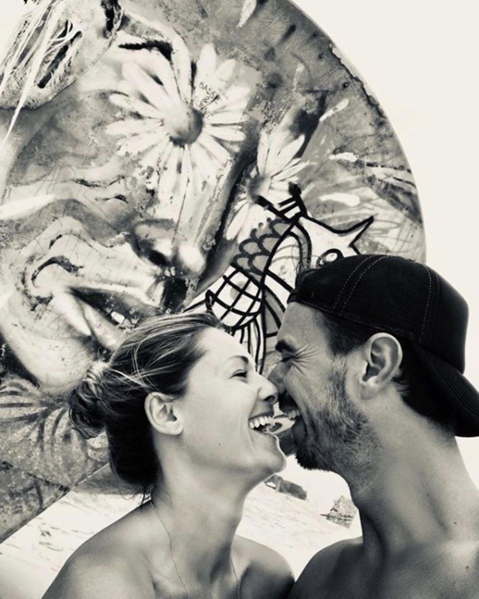 19. Dezember 2018 Mit einem emotionalen Instagram-Text macht es Helene Fischer offiziell: Die Beziehung mit Florian Silbereisen findet ihr trauriges Ende. "Wir haben uns 10 Jahre Respekt, bedingungslosen Zusammenhalt, Harmonie, Treue, Freundschaft und Liebe geschenkt und das spiegelt sich jetzt auch in unserer Trennung wider", schreibt die Schlager-Queen an ihre Follower. "Es gibt einen neuen Mann in meinem Leben und daraus will ich kein Geheimnis machen. Umso bedeutender und berührender ist für mich zu sehen, mit welcher Größe Florian damit umgeht!", so Fischer weiter. Für Fans bleibt nur noch die Erinnerung an eines der beliebtesten Star-Paare auf deutschem Boden ... 19. Dezember 2018 Mit einem emotionalen Instagram-Text macht es Helene Fischer offiziell: Die Beziehung mit Florian Silbereisen findet ihr trauriges Ende. "Wir haben uns 10 Jahre Respekt, bedingungslosen Zusammenhalt, Harmonie, Treue, Freundschaft und Liebe geschenkt und das spiegelt sich jetzt auch in unserer Trennung wider", schreibt die Schlager-Queen an ihre Follower. "Es gibt einen neuen Mann in meinem Leben und daraus will ich kein Geheimnis machen. Umso bedeutender und berührender ist für mich zu sehen, mit welcher Größe Florian damit umgeht!", so Fischer weiter. Für Fans bleibt nur noch die Erinnerung an eines der beliebtesten Star-Paare auf deutschem Boden ...