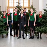 17. Dezember 2018   Das schwedische Schloss wird festlich: Diese  Bilder von Prinz Carl Philip entstehen bei der Übergabe der Weihnachtsbäume der Studenten der Forstwirtschaftshochschule in Stockholm. 