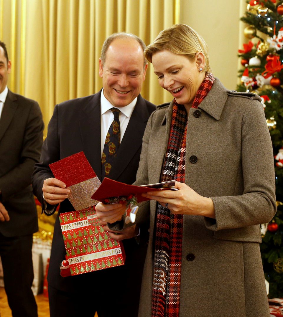 13. Dezember 2018 Fürst Albert und Fürstin Charlène verteilen beim Roten Kreuz in Monaco Weihnachtsgeschenke an Bedürftige. 13. Dezember 2018 Fürst Albert und Fürstin Charlène verteilen beim Roten Kreuz in Monaco Weihnachtsgeschenke an Bedürftige.