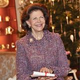 19. Dezember 2018  Vor dem geschmückten Weihnachtsbaum empfängt Königin Silvia die Gäste zu der Feier anlässlich ihres 75. Geburtstags. 