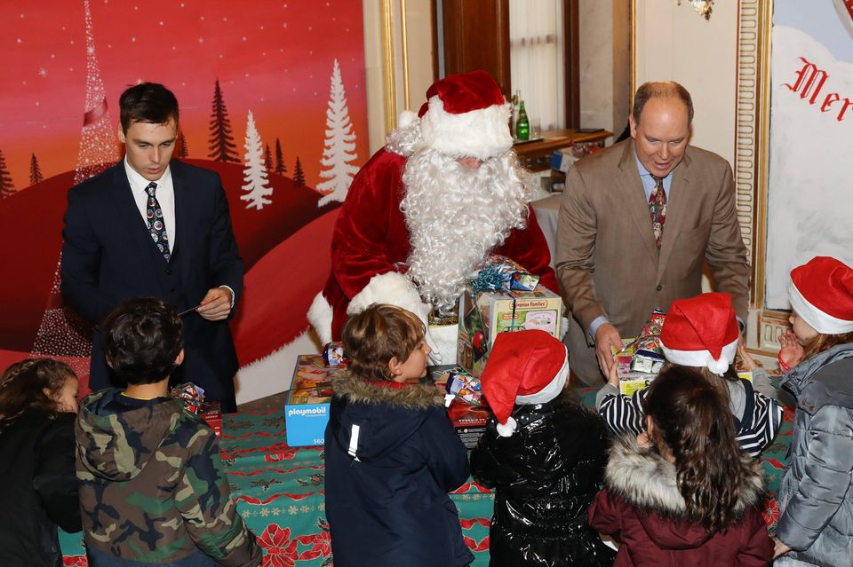 19. Dezember 2018  Gemeinsam mit dem Weihnachtsmann verteilen Louis Ducruet und Fürst Albert Geschenke beim Weihnachtsfest für die Kinder der Angestellten des Palastes in Monaco. 