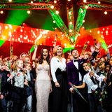 19. Dezember 2018  Königin Máxima strahlt bei der "Kerst Muziekgala 2018" (dt: Weihnachtliche Musikgala 2018) in den Brabanthallen mit den Kindern und den Gastgebern auf der Bühne um die Wette. 