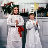 1984  Kronprinzessin Victoria und ihr kleiner Bruder Prinz Carl Philip haben sich als Sternsinger verkleidet.