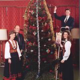 1996  Kronprinz Haakon und Prinzessin Märtha Louise schmücken mit ihren Eltern Königin Sonja und König Harald den Weihnachtsbaum.