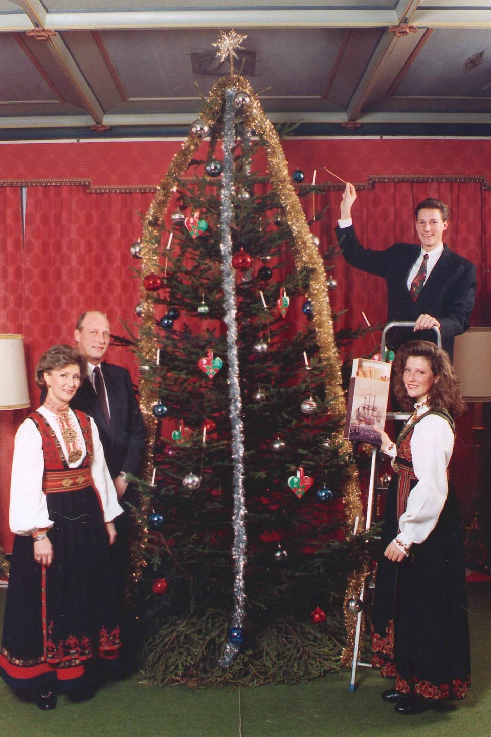 1996  Kronprinz Haakon und Prinzessin Märtha Louise schmücken mit ihren Eltern Königin Sonja und König Harald den Weihnachtsbaum.