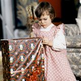 1981  Prinzessin Victoria ist gespannt, was sich in diesem großen Päckchen verbirgt.