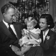 1953  König Leopold von Belgien feiert mit seiner Frau Prinzessin Lilian und der gemeinsamen Tochter Prinzessin Marie-Christine Weihnachten.