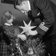 1940  Prinzessin Elisabeth von Dänemark schmückt mit ihrem Vater Prinz Knud den kleinen Christbaum.