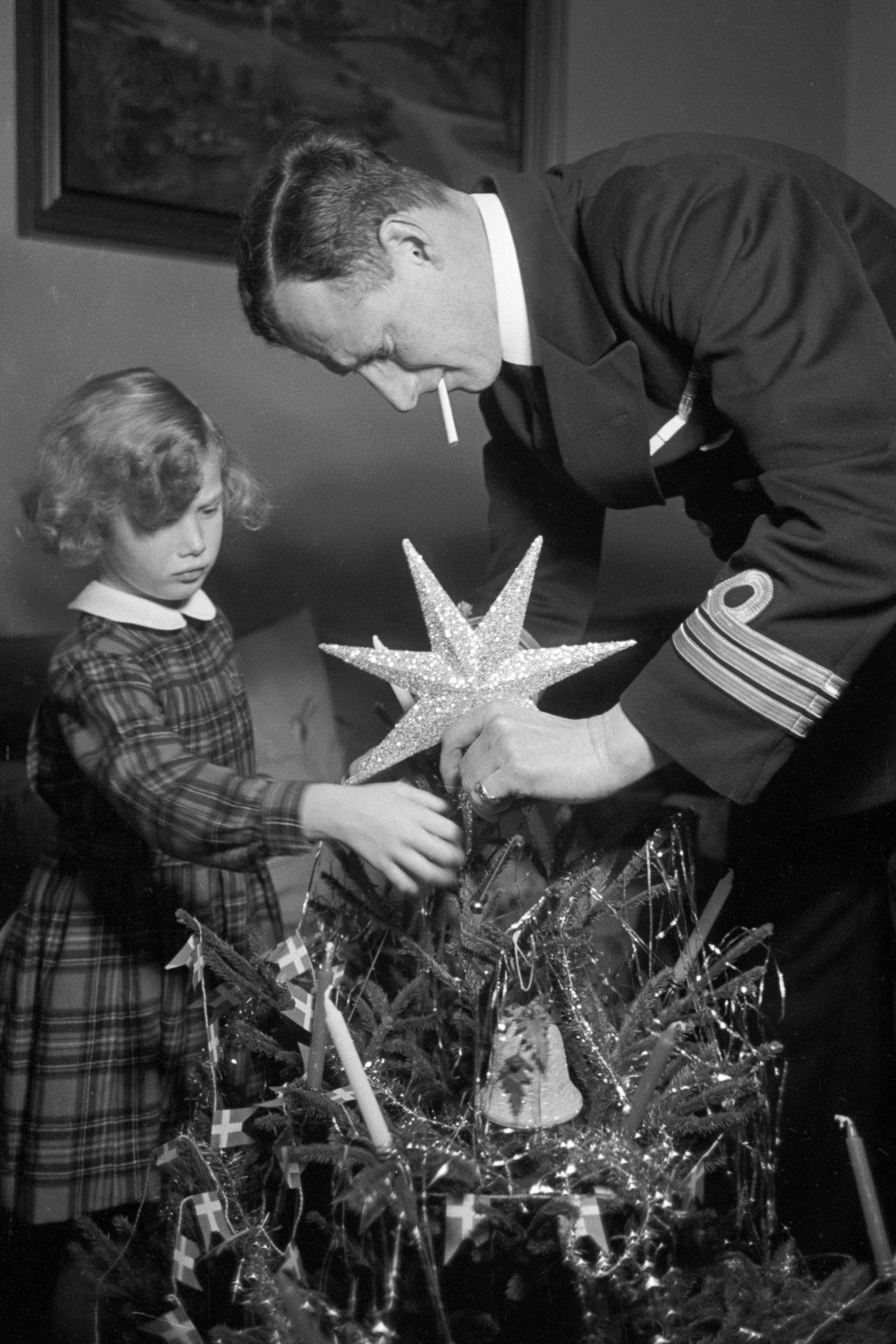 1940  Prinzessin Elisabeth von Dänemark schmückt mit ihrem Vater Prinz Knud den kleinen Christbaum.