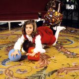 1982  Prinzessin Victoria und Prinz Carl Philip spielen mit ihren Weihnachtsgeschenken.