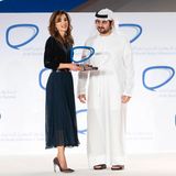 Die perfekte Kombination: Königin Rania zeigt sich in einem Plissee-Rock in Midi-Länge in Kombination mit einem samtigen Oberteil beim Arab Social Media Influencers Summit in Dubai. 