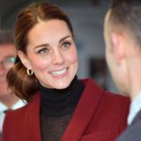 Herzogin Catherine zeigt sich an diesem Tag ebenfalls mit einem Zopf - sie trägt ihn jedoch mit einem leichten Seitenscheitel, ihre untere Haarpartie ist gelockt. Absoluter Hingucker ist jedoch ihre Haarschleife ... 