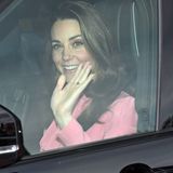 Auch Herzogin Catherine setzt auf ein schon altbewährtes Outfit. Sie trägt ein sieben Jahre altes Kleid von Stella McCartney zum vorweihnachtlichen Lunch der Queen. Passend zu ihrem Kleid in Pinktönen trägt sie einen frischen Make-up-Look. Ihr Rouge-Ton greift den Farbton ihres Looks perfekt auf, Kates Augen strahlen dank eines geschwungenen Lidstrichs und braunem, matten Lidschatten, ganz besonders schön. 