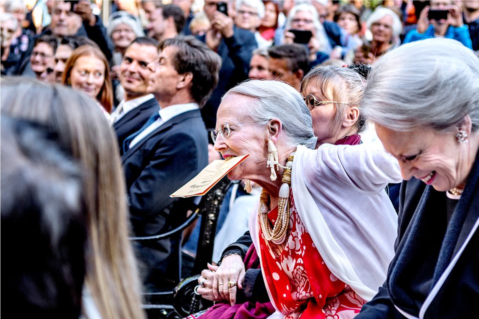 23. Juni 2018 Königin Margrethe zeigt bei der Neuauflage des Theaterstücks "Der standhafte Zinnsoldat" vollen Körpereinsatz. 23. Juni 2018 Königin Margrethe zeigt bei der Neuauflage des Theaterstücks "Der standhafte Zinnsoldat" vollen Körpereinsatz.