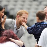 11. Juli 2018   Wie fühlt sich so ein roter Rauschebart eigentlich an, fragt sich der Junge und greift beherzt rein. Prinz Harry zeigt während seines Dublinbesuchs keine Berührungsängste.