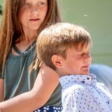 15. Juli 2018   Prinz Vincent und Prinzessin Isabella kämpfen beim Empfang des Graasten Ringreitervereins vor Schloss Graasten in Dänemark mit einem widerspenstigen Insekt.