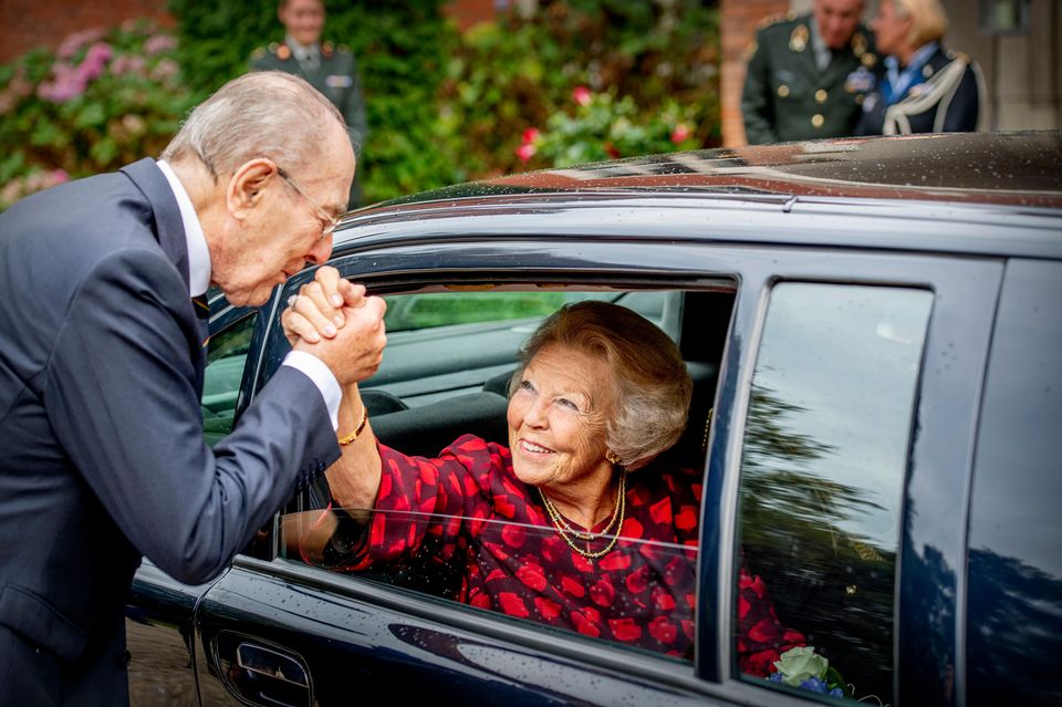 29. August 2018 Am letzten Treffen der Stiftung "Stichting Genootschap Engelandvaarders" in Hilversum überraschen Generalmajor Rudi Hemmes und Prinzessin Beatrix mit einer Begrüßung a' la "Schlag ein alter!". 29. August 2018 Am letzten Treffen der Stiftung "Stichting Genootschap Engelandvaarders" in Hilversum überraschen Generalmajor Rudi Hemmes und Prinzessin Beatrix mit einer Begrüßung a' la "Schlag ein alter!".
