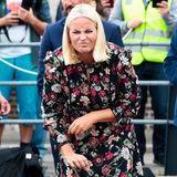 4. November 2018   Falls Sie schon immer mal wissen wollten, was für ein Gesicht Prinzessin Mette-Marit macht, wenn's beim Boule-Spielen nicht so läuft. Das Foto ist im Rahmen ihrer Provinzreise in Vestfold entstanden.