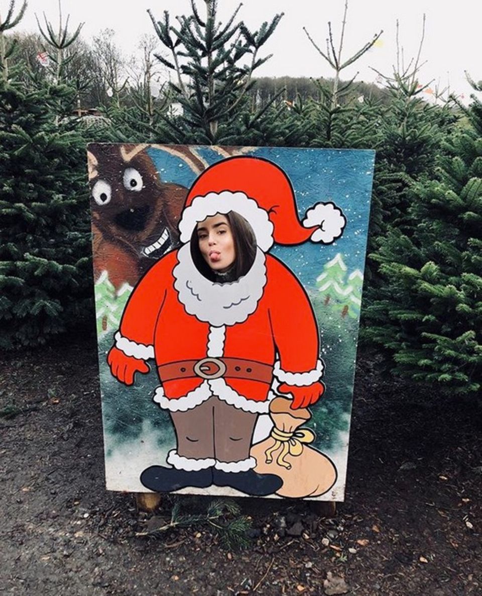 Noch hat Lily Collins ihren perfekten Weihnachtsbaum nicht gefunden. Bleibt also ein wenig Zeit Späßchen an der Fotostation zu treiben. Noch hat Lily Collins ihren perfekten Weihnachtsbaum nicht gefunden. Bleibt also ein wenig Zeit Späßchen an der Fotostation zu treiben.