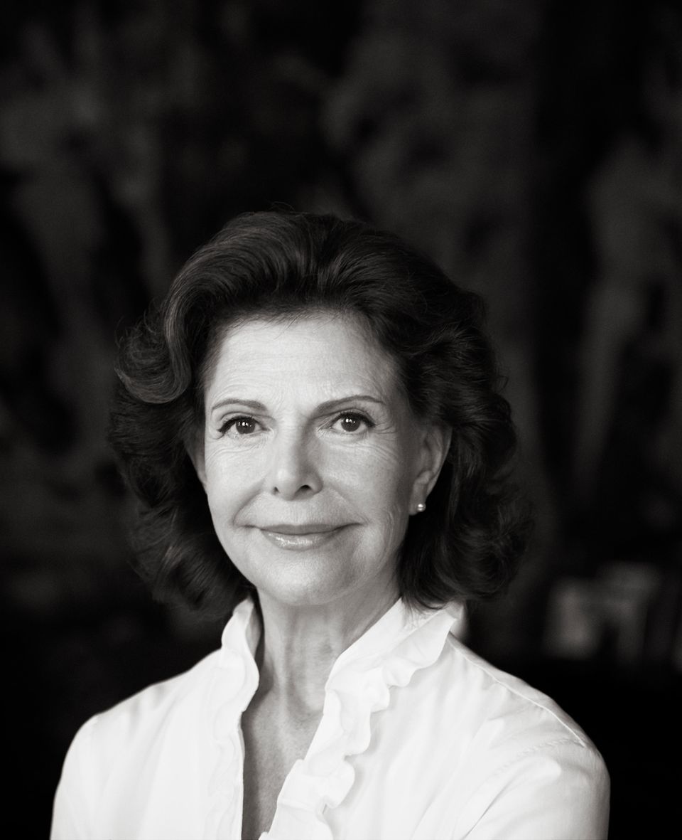 23. Dezember 2018 An ihrem 75. Geburtstag veröffentlicht der schwedische Hof dieses schöne Schwarz-Weiß-Porträt von Königin Silvia. 23. Dezember 2018 An ihrem 75. Geburtstag veröffentlicht der schwedische Hof dieses schöne Schwarz-Weiß-Porträt von Königin Silvia.
