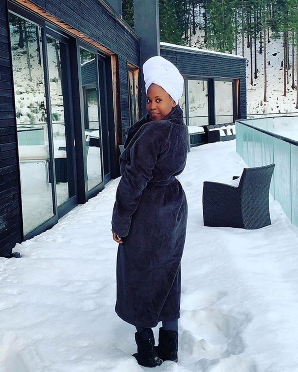 Trotz Schlafentzug freut sich Mama Motsi Mabuse über die Auszeit in Ischgl und genießt die tolle Aussicht und die frische Luft. Trotz Schlafentzug freut sich Mama Motsi Mabuse über die Auszeit in Ischgl und genießt die tolle Aussicht und die frische Luft.