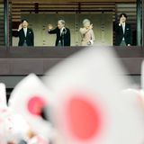 23. Dezember 2018  Am heutigen Sonntag feiert Kaiser Akihito seinen 85. Geburtstag. Zu dem besonderen Termin zeigt sich die ganze kaiserliche Familie, mit Kaiserin Michiko, Kronprinz Naruhito und seiner Frau Masako, sowie Prinz Akishino und Frau Kiko mit Tochter Mako auf dem Balkon des kaiserlichen Palastes und winken  der wartenden Menge zu.