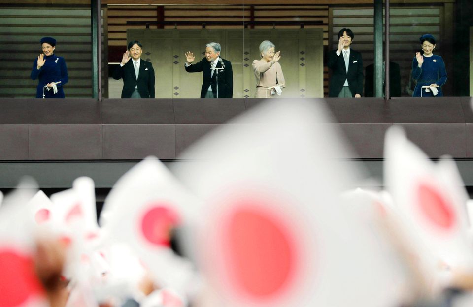23. Dezember 2018  Am heutigen Sonntag feiert Kaiser Akihito seinen 85. Geburtstag. Zu dem besonderen Termin zeigt sich die ganze kaiserliche Familie, mit Kaiserin Michiko, Kronprinz Naruhito und seiner Frau Masako, sowie Prinz Akishino und Frau Kiko mit Tochter Mako auf dem Balkon des kaiserlichen Palastes und winken  der wartenden Menge zu.
