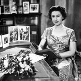 1957 konnten die Briten die Weihnachtsgrüße ihrer Königin dann endlich auch im Fernsehen verfolgen, und damit auch die Perlenkette sehen, die übrigens ein Geschenk ihres Großvaters König George V. war.