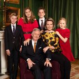 24. Dezember 2018  Belgien ist in festlicher Stimmung. Das Königspaar zeigt sich auf einem offiziellen Foto mit den Kindern Prinz Gabriel, Prinzessin Elisabeth, Prinz Emmanuel und Prinzessin Eléonore in weihnachtlicher Robe. Die Familie wünscht frohe Weihnachten!