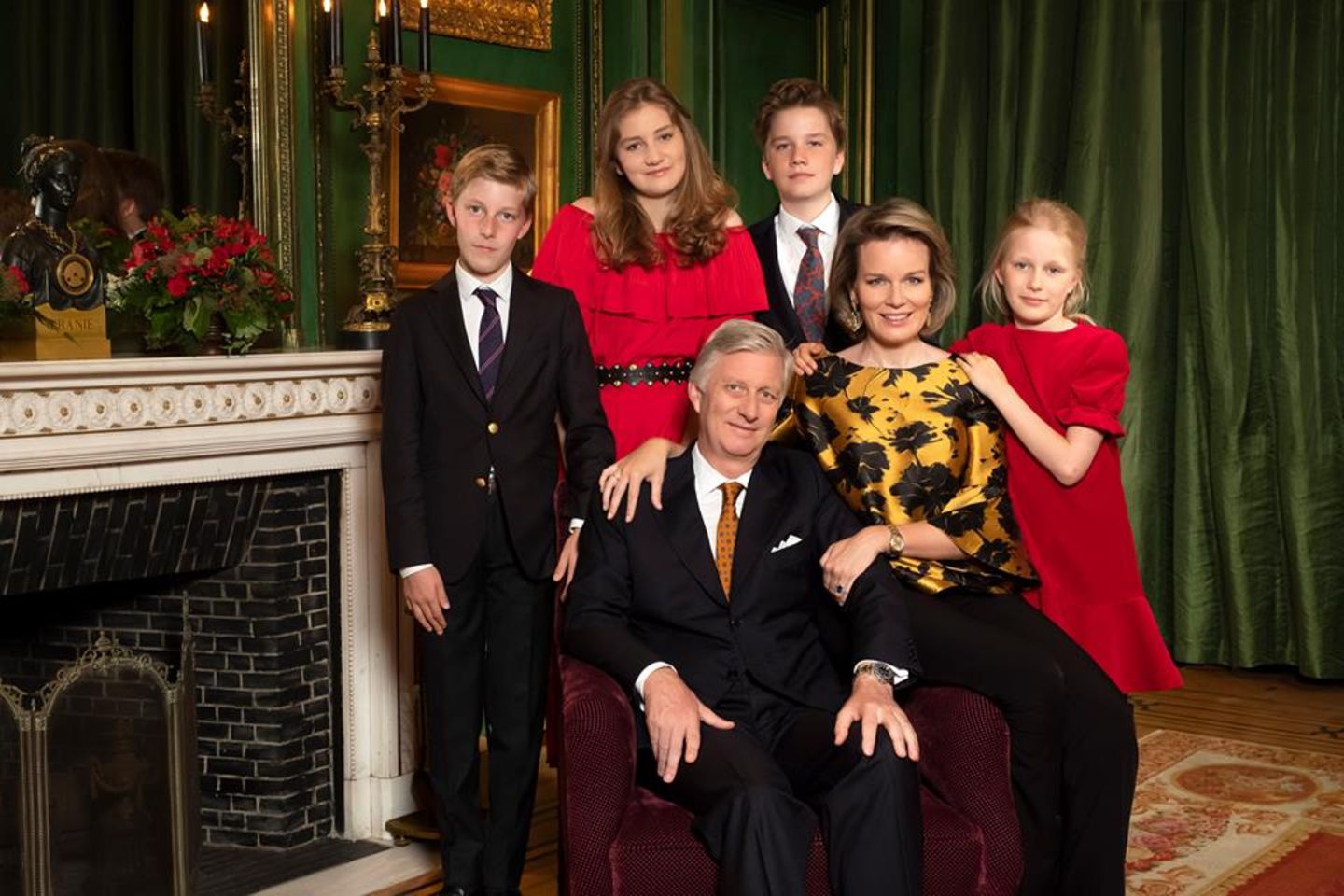 24. Dezember 2018  Belgien ist in festlicher Stimmung. Das Königspaar zeigt sich auf einem offiziellen Foto mit den Kindern Prinz Gabriel, Prinzessin Elisabeth, Prinz Emmanuel und Prinzessin Eléonore in weihnachtlicher Robe. Die Familie wünscht frohe Weihnachten!