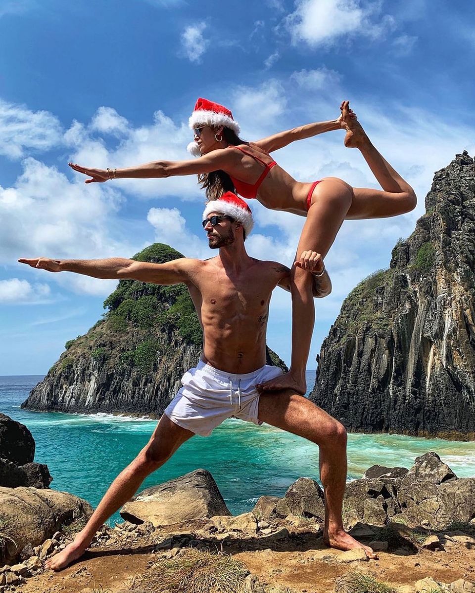 Feliz Natal! Einen ganz besonders akrobatischen Weihnachtsgruß schicken Kevin Trapp und Izabel Goulart ihren Instagram-Fans. Die beiden verbringen ihre Feiertage auf der brasilianischen Inselgruppe Fernando de Noronha. Feliz Natal! Einen ganz besonders akrobatischen Weihnachtsgruß schicken Kevin Trapp und Izabel Goulart ihren Instagram-Fans. Die beiden verbringen ihre Feiertage auf der brasilianischen Inselgruppe Fernando de Noronha.