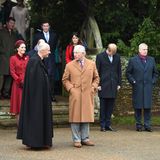 Die Royal Family wartet vor der Kirche auf die Queen.