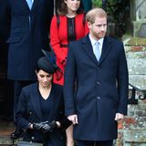 Meghan hat ihren Hofknicks vor der Queen wirklich perfektioniert.