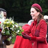 Herzogin Catherine kann sich vor Blumengrüßen kaum retten.