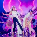 Selbst im asymmetrisch langen Halbkleid mit Jeans und Stilettos kann Helene zusammen mit ihren Tänzern eine tolle Performance auf der Bühne zeigen.