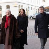 25. Dezember 2018  Ein paar hundert Kilometer weiter südlich im dänischen Aarhus liegt zwar keine Schnee mehr, aber auch dort hat sich die Königsfamilie mit Margrethe, Mary, Frederik, Joachim und Marie zum weihnachtlichen Gottesdienst aufgemacht.