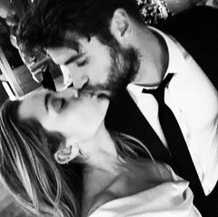 Dezember 2018  Mit diesem Bild bestätigt Miley Cyrus die heimliche Hochzeit.
