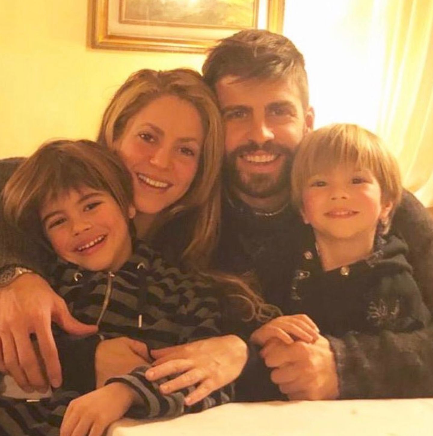 28. Dezember 2018  Shakira wünscht mit Piqué und den zwei Kindern Sasha und Milan ihren Fans und Followern frohe Feiertage.