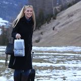 Gut gelaunt landet Michelle Hunziker nach den Weihnachtsfeiertagen in Südtirol. Für die Reise in das Bergdorf St. Kassian trägt die Moderatorin einen praktischen, aber wie gewohnt schicken Look aus einem dunklen Wollmantel, einem blauen Rollkragenpullover, Jeans und Stiefeln. 