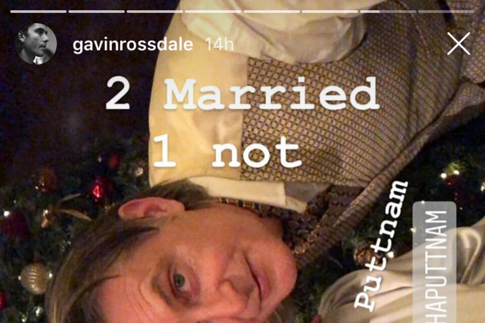 Gavin Rossdale : Ein bisschen frustriert klingt dieses Posting allemal: "2 verheiratet, 1 nicht", schreibt Gavin Rossdale zu einem Selfie mit dem befreundeten Brautpaar. Ein bisschen frustriert klingt dieses Posting allemal: "2 verheiratet, 1 nicht", schreibt Gavin Rossdale zu einem Selfie mit dem befreundeten Brautpaar.