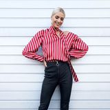 Eigentlich hat Lena Gercke dieses Outfit bei ihrer Moderation von "The Voice Senior" getragen, es eignet sich allerdings auch bestens zur Inspiration für Ihr Silvester-Outfit. Das gestreifte Oberteil des Topmodels ist nämlich ein echter Blickfang. In Kombination mit der schwarzen Lederhose und den zurückhaltenden Heels ist Lenas Look bestens für eine glamouröse Partynacht geeignet. An Silvester darf man es auch modisch ruhig krachen lassen, sollte es allerdings nicht übertreiben. Unser Tipp: Beschränken Sie sich auf ein Statement-Teil. In diesem Sinne: Guten Rutsch! 
