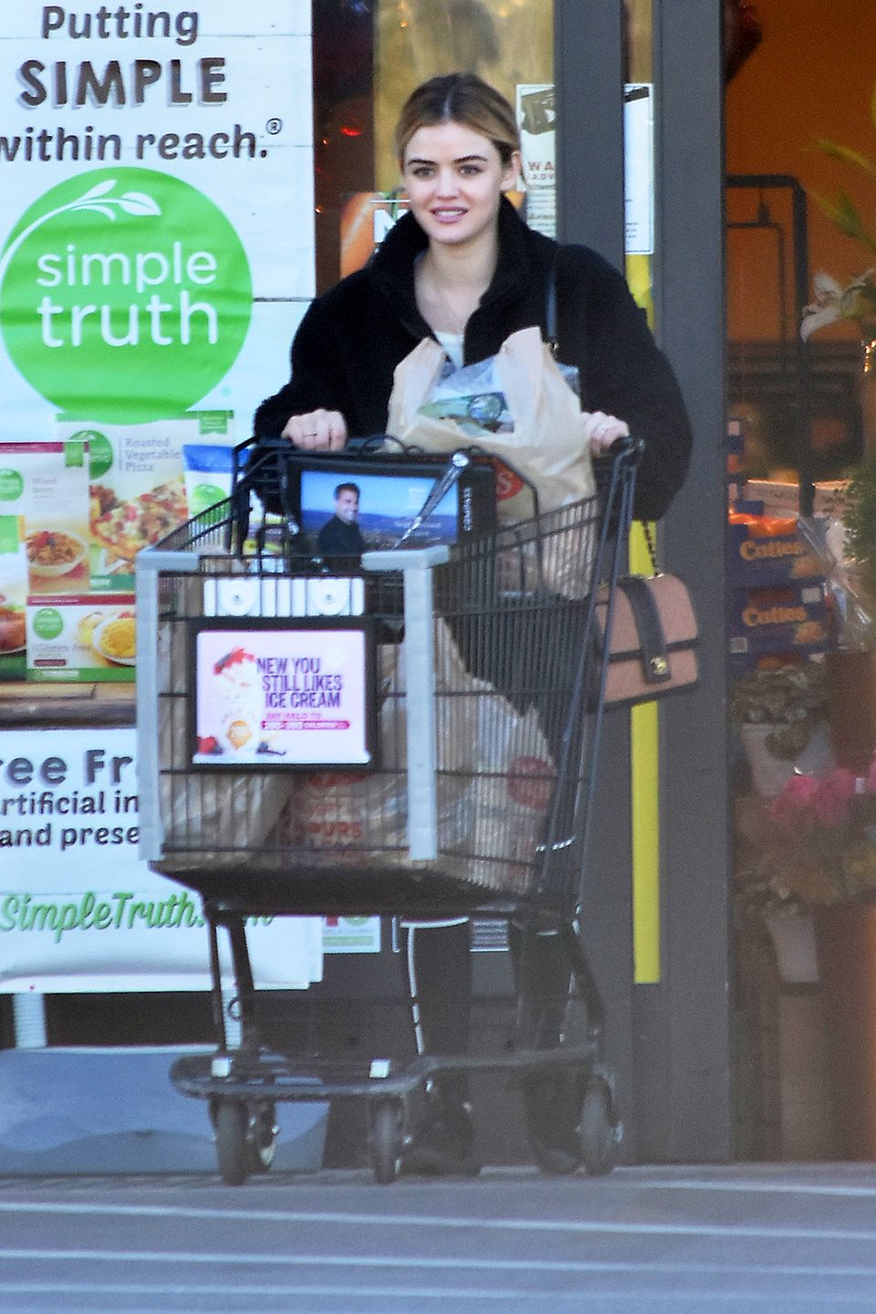 Lucy Hale hat den Wagen voll beladen: Nach dem Workout im Gym deckt sich die Schauspielerin in Los Angeles im Supermarkt mit Lebensmitteln ein. Lucy Hale hat den Wagen voll beladen: Nach dem Workout im Gym deckt sich die Schauspielerin in Los Angeles im Supermarkt mit Lebensmitteln ein.