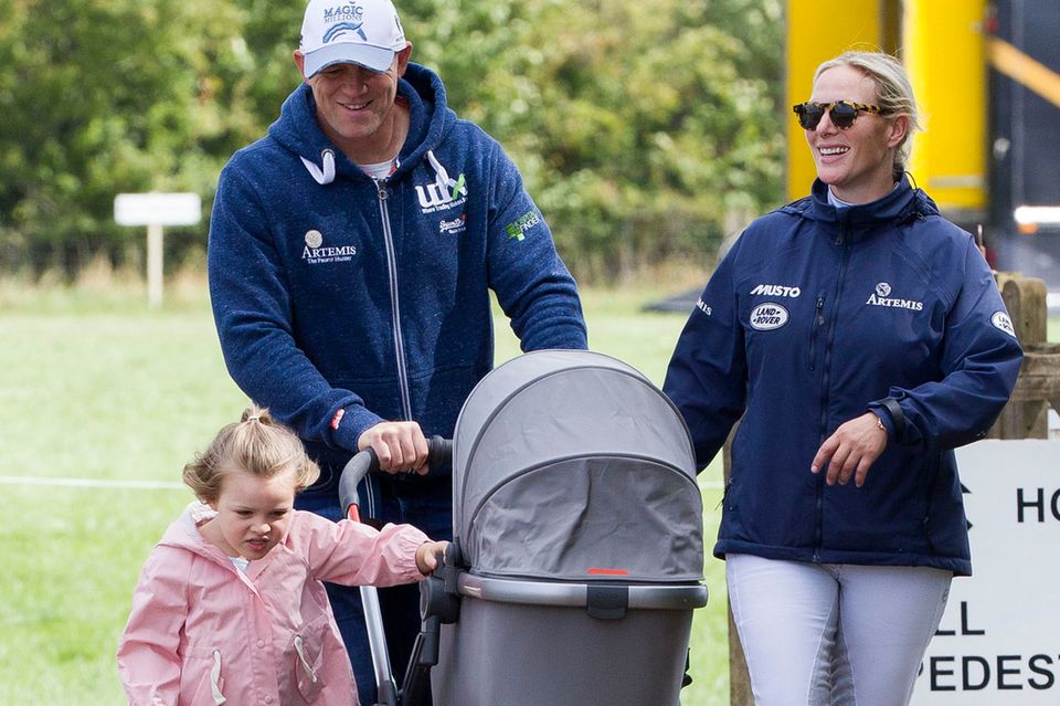 Mike und Zara Tindall gehen mit ihren Töchtern Mia und Lena (im Kinderwagen) im September 2018 spazieren 
