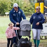 Mike und Zara Tindall gehen mit ihren Töchtern Mia und Lena (im Kinderwagen) im September 2018 spazieren 