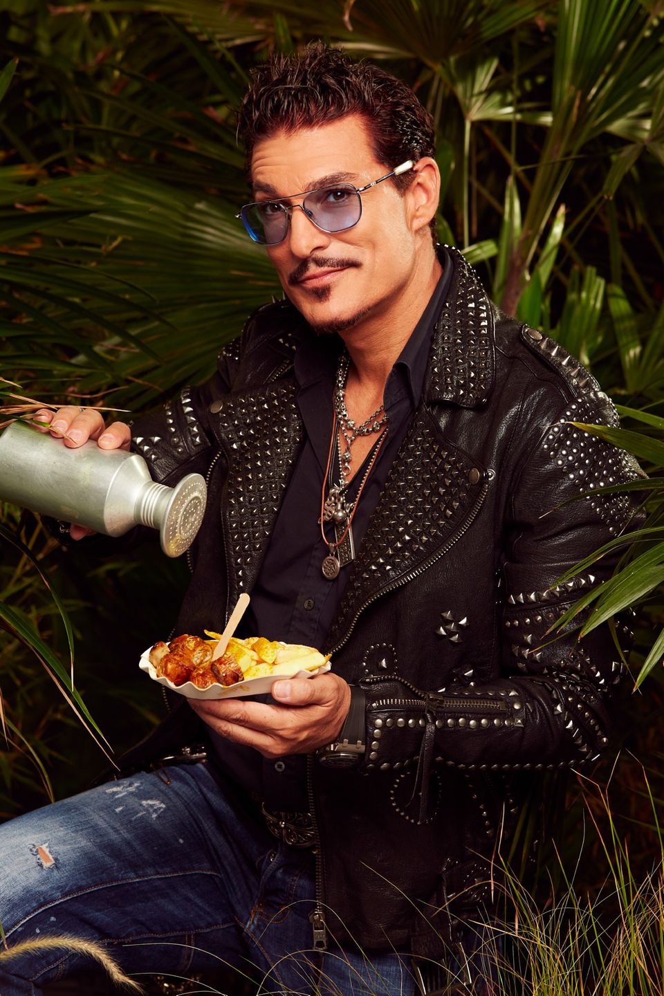 Dschungelcamp 2019: Chris Töpperwien "Hallo, ich bin der Currywurstmann" – so stellt sich der gebürtige Kölner Chris Töpperwien gerne vor. Bei "Ich bin ein Star - Holt mich hier raus" liegt er im Dauerclinch mit Bastian Yotta. Der hatte ihn zuvor auf Instagram übel beleidigt. Chris Töpperwien "Hallo, ich bin der Currywurstmann" – so stellt sich der gebürtige Kölner Chris Töpperwien gerne vor. Aber vielleicht kommt ja bald noch eine ganz andere Beschreibung dazu: Dschungelkönig 2019. Um den Titel kämpft der TV-Auswanderer nämlich ab dem 11. Januar bei "Ich bin ein Star – Holt mich hier raus!".